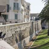 Una passeggiata che in un sol colpo racchiude viste mozzafiato sul mare, scorci che si aprono tra i vicoli del centro storico, contemplazione di antichi monumenti e pezzi di folklore cittadino. Un giro sulla Muraglia di Bari � tutto questo: da l� su � infatti possibile assaporare ci� che di meglio offre il capoluogo pugliese